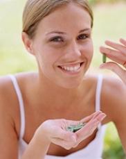 woman-holding-diet-capsules.jpg